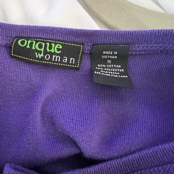 Halloween long sleeve shirt
Size 1x - Picture 3 of 3